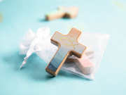 Holzkreuz - Du bist geborgen in Gottes Hand - Kleine Hand-Holzkreuze auf Mini-Büchlein - Abbildung 4