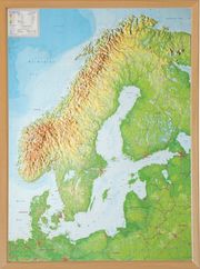 Reliefkarte Skandinavien 1:2,9 Mio mit Naturholzrahmen