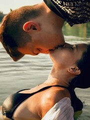 Dein mutiger, intensiver Kuss An diesen ungewöhnlichen Plätzen und Orten haben Sie noch nie intim geküsst!