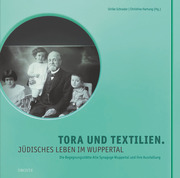 Tora und Textilien.